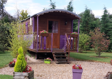 roulotte violette bohème avec terrasse et jardin