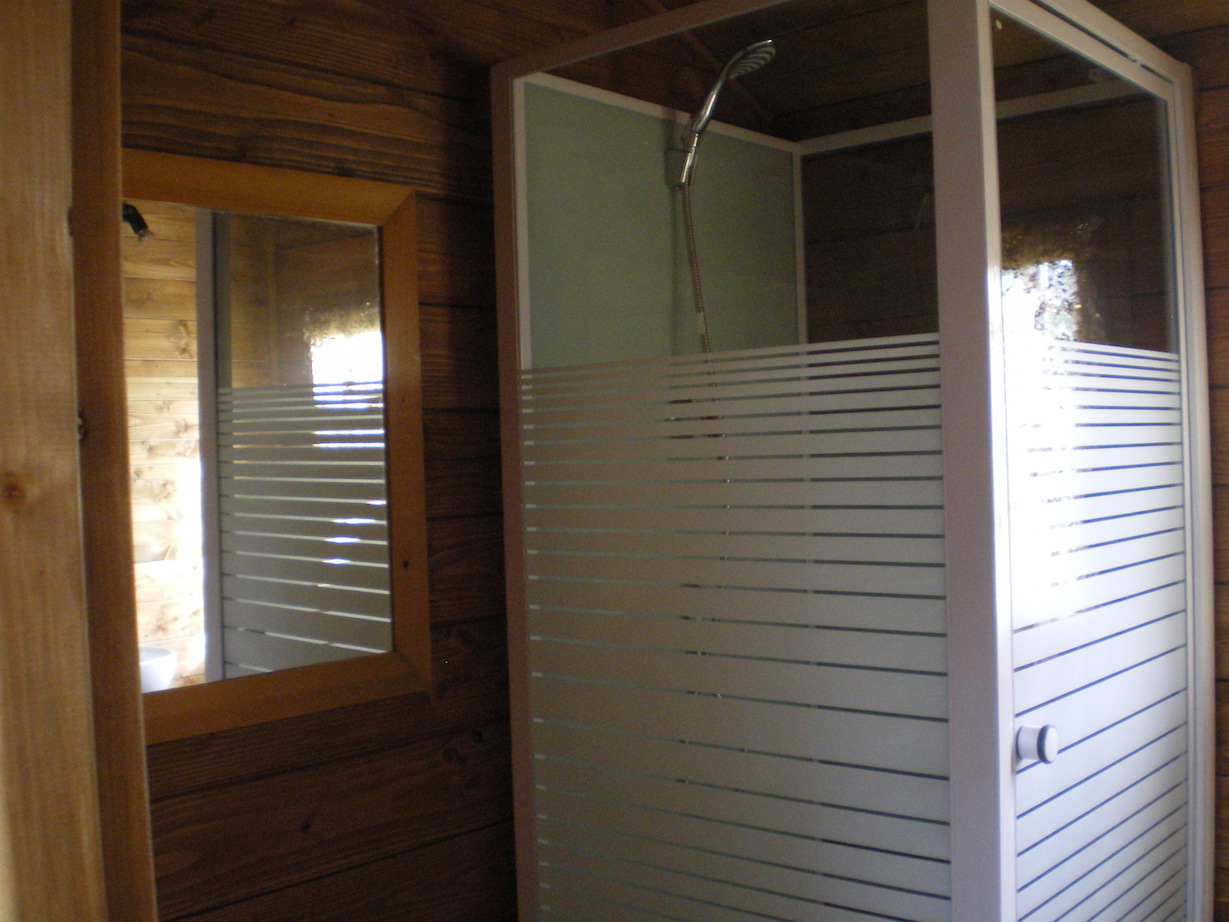 intérieur roulotte, salle de bain